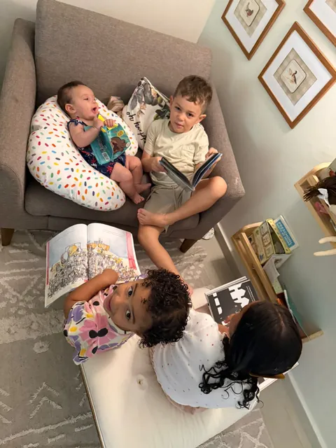 Os filhos lendo juntos no sofá